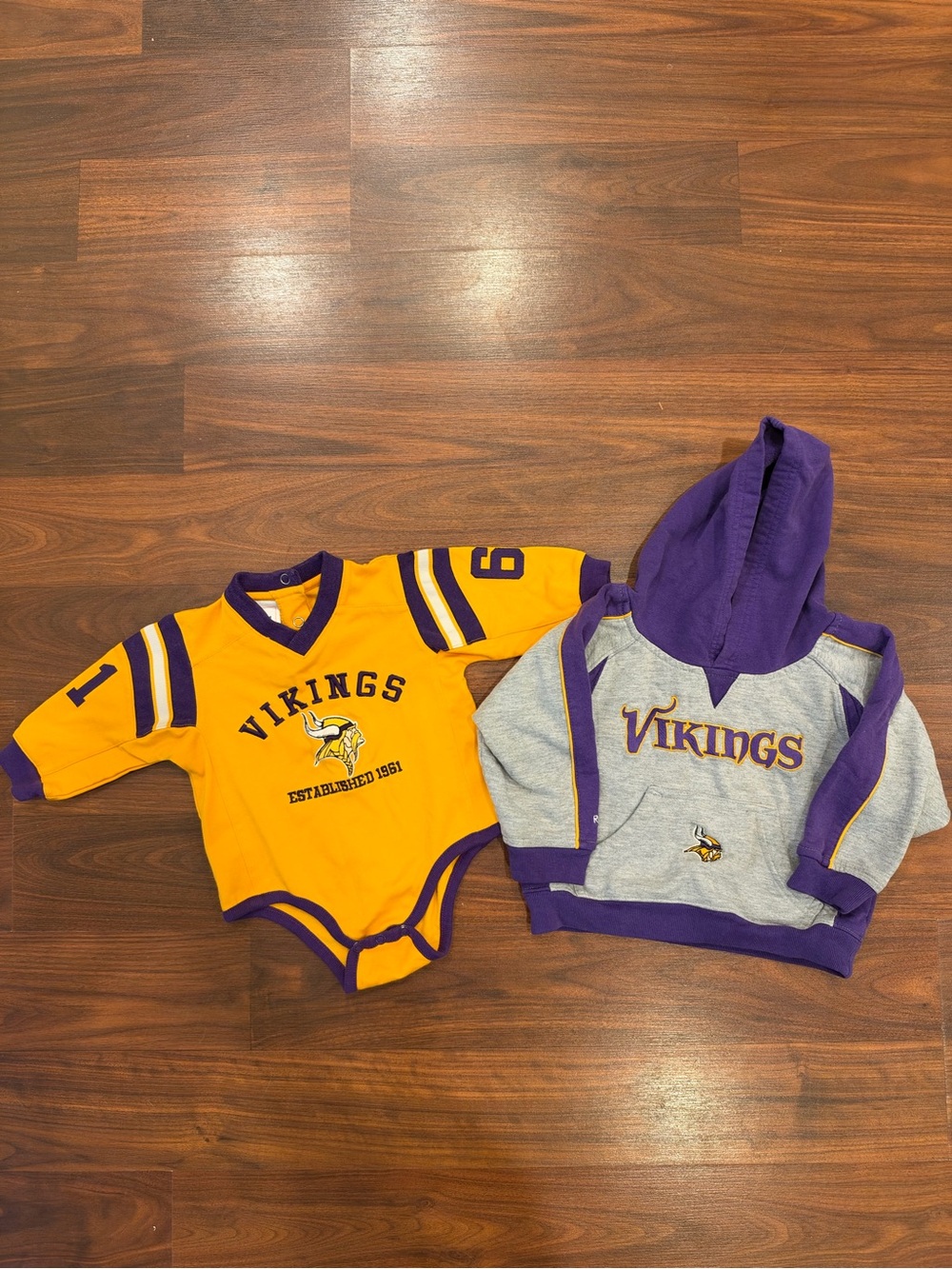 Minnesota Vikings Baby Bundle NFL Bodysuit 3-6M + Reebok Hoodie 2T